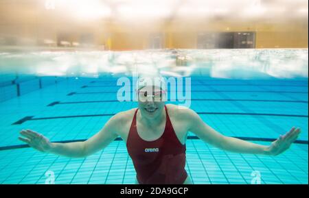 Hanovre, Allemagne. 10 novembre 2020. La nageuse Angelina Köhler sourit sous l'eau à la base olympique de Basse-Saxe lors d'une séance d'entraînement. Credit: Julian Stratenschulte/dpa/Alay Live News Banque D'Images