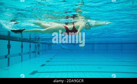 Hanovre, Allemagne. 10 novembre 2020. La nageuse Angelina Köhler s'entraîne au centre d'entraînement olympique de Basse-Saxe. Credit: Julian Stratenschulte/dpa/Alay Live News Banque D'Images