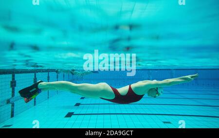 Hanovre, Allemagne. 10 novembre 2020. La nageuse Angelina Köhler s'entraîne au centre d'entraînement olympique de Basse-Saxe. Credit: Julian Stratenschulte/dpa/Alay Live News Banque D'Images