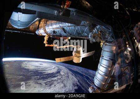 Planète Terre et ouragan de l'espace extra-atmosphérique de la station spatiale hublot. Éléments de cette image fournis par la NASA. Banque D'Images