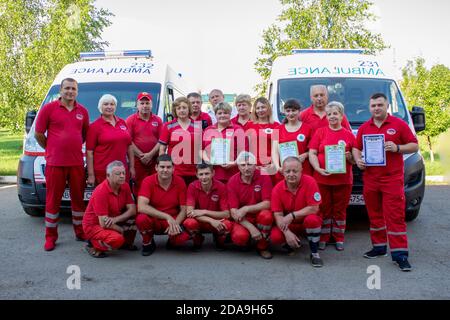 24.06.2020 Teplyk, Ukraine. Équipage ambulancier, photo de groupe ambulanciers paramédicaux près des ambulances pendant la présentation des diplômes et des prix. Banque D'Images