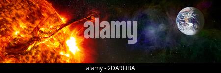L'activité du Soleil dans l'espace avec la planète Terre. Éléments de cette image fournis par la NASA. Banque D'Images