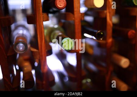 Bouteilles de vin sur une étagère en bois en Géorgie Banque D'Images