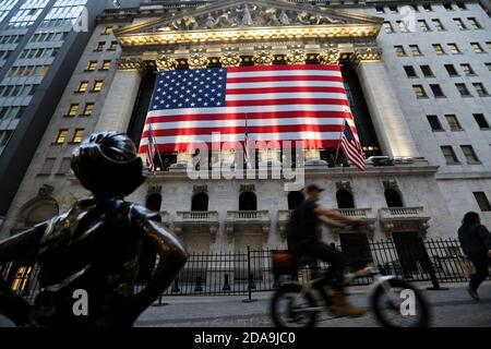 Beijing, États-Unis. 9 novembre 2020. Les gens passent par la Bourse de New York à New York, aux États-Unis, le 9 novembre 2020. Les actions américaines ont fini mitigées lundi alors que les investisseurs digérer les nouvelles concernant un candidat au vaccin contre le coronavirus. Le Dow Jones Industrial Average a grimpé de 834.57 points, soit 2.95 pour cent, pour atteindre 29,157.97. Le S&P 500 a augmenté de 41.06 points, soit 1.17 %, pour atteindre 3,550.50. L'indice composite Nasdaq a diminué de 181.45 points, soit 1.53 pour cent, à 11,713.78. Crédit : Wang Ying/Xinhua/Alay Live News Banque D'Images