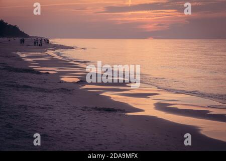 Coucher de soleil vu de la plage dans le village de Debki, Gmina Krokowa, dans le comté de Puck, Voivodeship de Poméranie, nord de la Pologne Banque D'Images