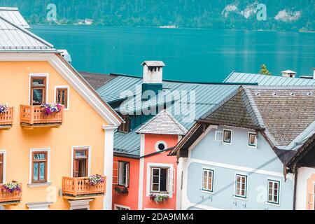 Voir l'établissement alpin de l'Autriche au bord du lac Banque D'Images