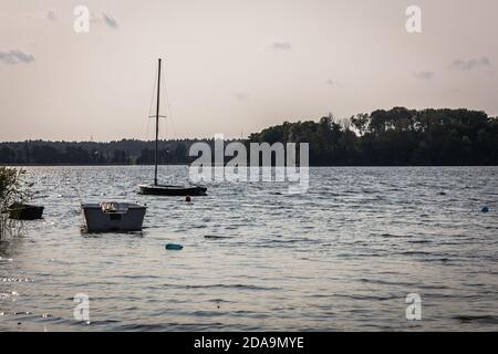 Bateau sur le lac de Narie situé dans la région d'Ilawa Lakeland, vue du village de Kretowiny, du comté d'Ostroda, de Warmia et de la province de Mazury en Pologne Banque D'Images