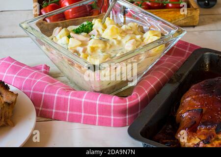 Un bol de salade de pommes de terre maison sur une table Banque D'Images