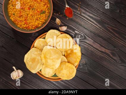 Halwa Puri et pois chiches avec vue sur le sommet du cornichon Banque D'Images