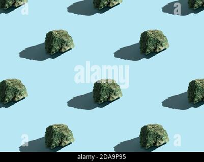 La pierre de Fuchsite est verte sur fond bleu, ombres. Motif sans couture. Minéral naturel. Banque D'Images