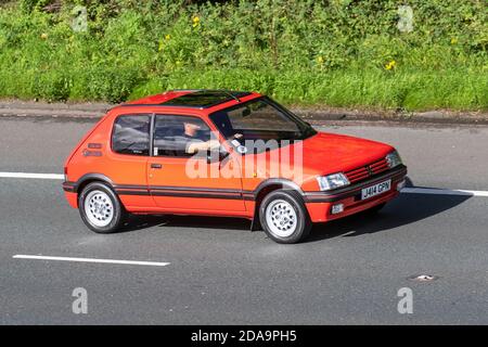 Années 1992 90 années 1990 Rouge PEUGEOT 205 3 portes supermini, GL 1,6 1580cc GTI ; voyageant à grande vitesse sur l'autoroute M6 dans le Grand Manchester, Royaume-Uni Banque D'Images