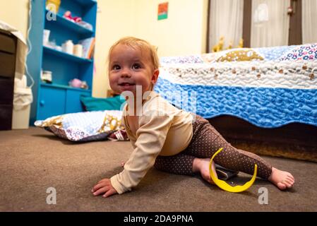 LA PAZ, BOLIVIE - 21 juin 2013: La Paz / Bolivie - 20 2013 juin: Bébé caucasien craque sur le sol de sa chambre souriant Banque D'Images