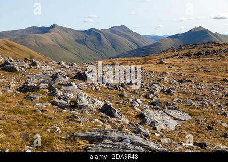 Le Munro Mullach Fraoch-choire à la distance de Sgurr Gaorsaic , Morvich, Écosse. Banque D'Images