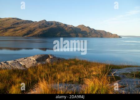 Lever du soleil sur le Loch Hourn près d'Arnisdale en regardant vers la région reculée de Knoydart, en Écosse. Banque D'Images