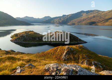 Lever du soleil sur le Loch Hourn près d'Arnisdale en regardant vers la région reculée de Knoydart, en Écosse. Banque D'Images