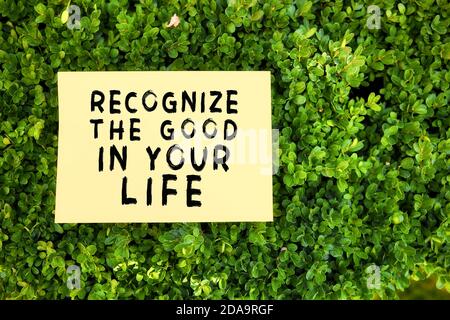 Citation inspirée reconnaître le bien dans votre vie écrit sur papier dans un jardin avec des plantes vertes dans la nature. Message de reconnaissance et de reconnaissance co Banque D'Images