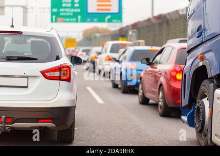 Ligne d'automobiles en attente dans un embouteillage sur l'autoroute Banque D'Images