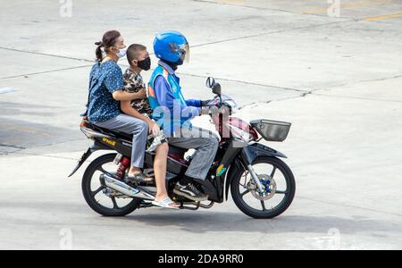 SAMUT PRAKAN, THAÏLANDE, JUIN 30 2020, le chauffeur de mototaxi porte un passager - une femme avec un garçon. Banque D'Images