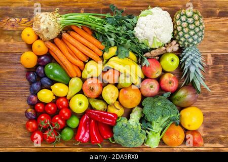Fruits et légumes frais crus sur une table en bois brun Banque D'Images