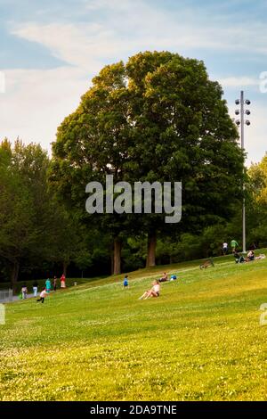 Montréal, Canada - juin 2018 : les gens s'amusent et se détendent dans le parc du Mont-Royal, à Montréal, au Canada, lors d'un après-midi d'été ensoleillé. Banque D'Images