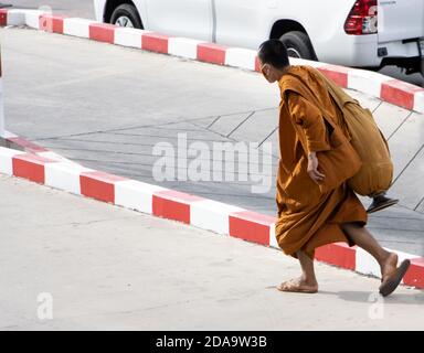 SAMUT PRAKAN, THAÏLANDE, JUIN 30 2020, UN moine bouddhiste avec un sac marche dans la rue. Banque D'Images