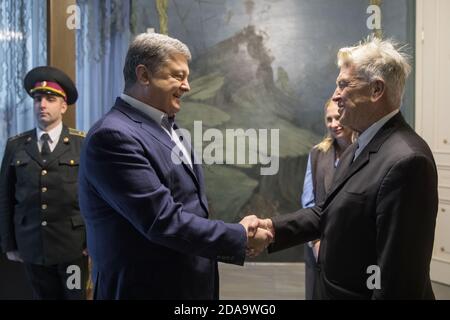 KIEV, UKRAINE - 18 novembre 2017: Le président de l'Ukraine Petro Porochenko a rencontré le réalisateur américain David Lynch qui ouvre la fondation de psychol Banque D'Images