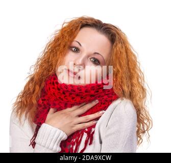 jeune femme aux cheveux rouges avec foulard le jour de l'hiver Banque D'Images