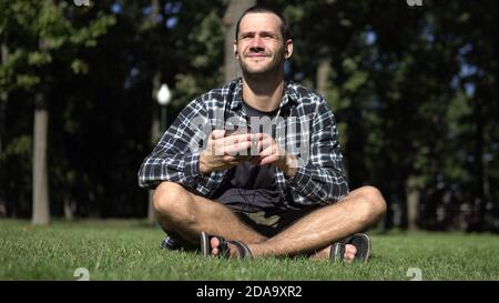 Jeune homme d'affaires prospère regardant la caméra et souriant. Banque D'Images