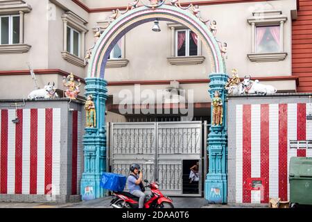 Singapour, 21/01/19. Sri Veeramakaliamman Temple dédié à la déesse hindoue Kali, avec richement décoré voûte colorée en petite Inde. Banque D'Images