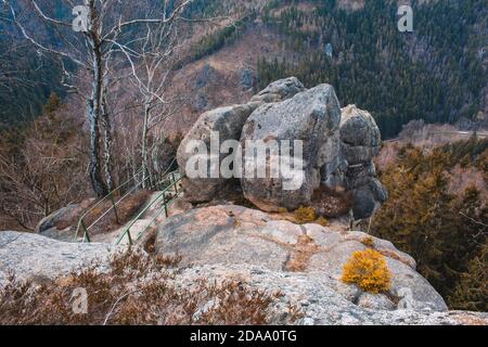 Treppenstein à Okertal. Falaises rocheuses près de Goslar dans le parc national des montagnes Harz, Allemagne Banque D'Images