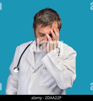 Portrait d'un médecin attentif avec stéthoscope isolé sur bleu arrière-plan Banque D'Images