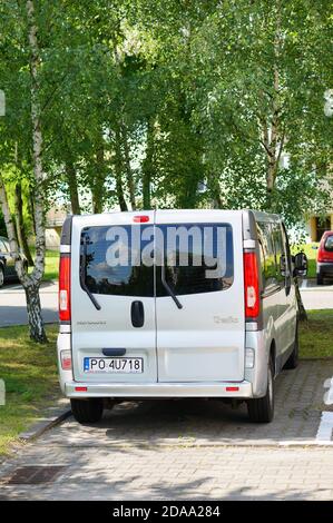 POZNAN, POLOGNE - 10 novembre 2020 : parking du nouveau minibus Renault Traffic. Banque D'Images