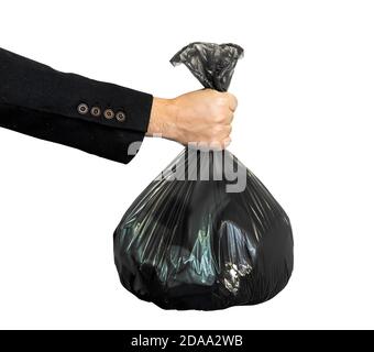 un sac à ordures noir dans la main d'un homme est isolé sur un fond blanc. Banque D'Images