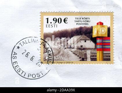 GOMEL, BÉLARUS, 11 NOVEMBRE 2020, Timbre imprimé en Estonie montre une image du postiteel de Tille korts tartu-voru, vers 2020. Banque D'Images