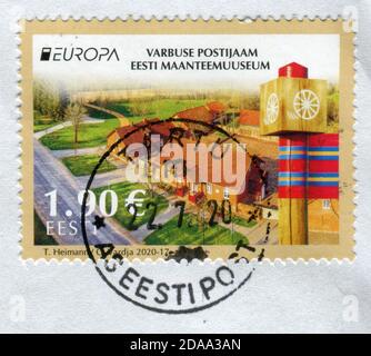 GOMEL, BÉLARUS, 11 NOVEMBRE 2020, Timbre imprimé en Estonie montre une image du Varbuse Postijaam Eesti Maanteemuuuuseum, vers 2020. Banque D'Images