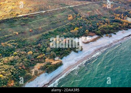 Vue aérienne de la baie de Philino. Automne sur la côte Baltique Banque D'Images