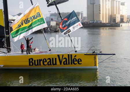 LES SABLES d'OLONNE, FRANCE - 08 NOVEMBRE 2020 : bateau Louis Burton (Bureau Vallee 2) dans le chenal pour le début du Vendée Globe 2020 Banque D'Images