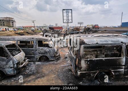 Des véhicules endommagés sont vus sur un site à la suite d'une explosion après qu'un pétrolier transportant du carburant s'est écrasé au pont de Kara le long de l'autoroute Lagos-Ibadan. Des témoins oculaires affirment que 3 personnes ont été brûlées à mort, que des véhicules garés à une gare routière et que certains en vente dans un lot ont été brûlés dans l'accident qui s'est produit vers 2h du matin après qu'un camion-citerne chargé de carburant a explosé après avoir perdu ses pneus. Lagos, Nigéria. 7 novembre 2020. Banque D'Images