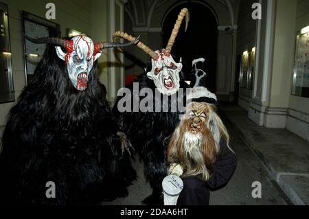 Le personnage folklorique européen Krampus à un Krampus run in saison de noël Banque D'Images