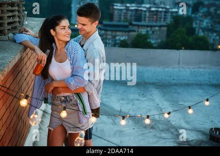 Heureux joli couple having fun in time at party Banque D'Images