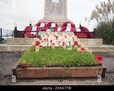 Sheerness, Kent, Royaume-Uni. 11 novembre 2020. Sheerness War Memorial décoré de couronnes pour le jour du souvenir. Crédit : James Bell/Alay Live News Banque D'Images