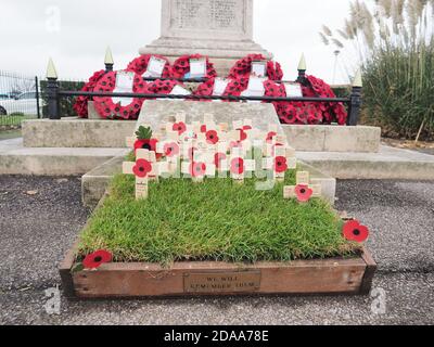 Sheerness, Kent, Royaume-Uni. 11 novembre 2020. Sheerness War Memorial décoré de couronnes pour le jour du souvenir. Crédit : James Bell/Alay Live News Banque D'Images