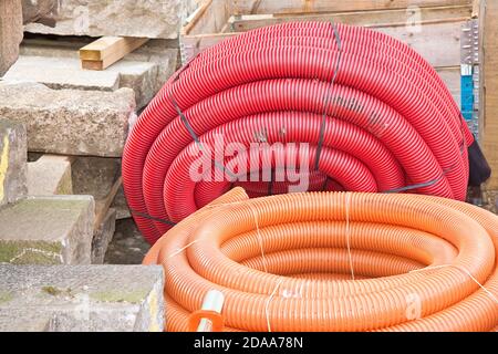 Détail du tuyau en plastique coloré en forme de spirale utilisé dans l'industrie de la construction pour les systèmes de plomberie ou pour les installations électriques Banque D'Images