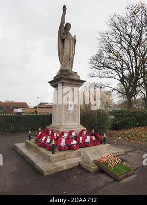 Sheerness, Kent, Royaume-Uni. 11 novembre 2020. Sheerness War Memorial décoré de couronnes pour le jour du souvenir. Crédit : James Bell/Alay Live News Banque D'Images