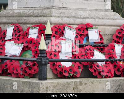 Sheerness, Kent, Royaume-Uni. 11 novembre 2020. Sheerness War Memorial décoré de couronnes pour le jour du souvenir. Crédit : James Bell/Alay Live News Banque D'Images