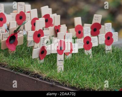 Sheerness, Kent, Royaume-Uni. 11 novembre 2020. Sheerness War Memorial décoré de couronnes pour le jour du souvenir. Crédit : James Bell/Alay Live News Banque D'Images