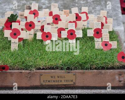 Sheerness, Kent, Royaume-Uni. 11 novembre 2020. Sheerness War Memorial décoré de couronnes pour le jour du souvenir. Crédit : James Bell/Alay Live News Banque D'Images