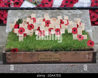 Sheerness, Kent, Royaume-Uni. 11 novembre 2020. Sheerness War Memorial décoré de couronnes pour le jour du souvenir. Crédit : James Bell/Alay Live News Banque D'Images