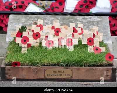 Sheerness, Kent, Royaume-Uni. 11 novembre 2020. Sheerness War Memorial décoré de couronnes pour le jour du souvenir. Crédit : James Bell/Alay Live News Banque D'Images