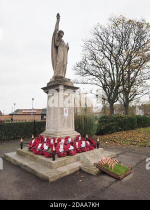 Sheerness, Kent, Royaume-Uni. 11 novembre 2020. Sheerness War Memorial décoré de couronnes pour le jour du souvenir. Crédit : James Bell/Alay Live News Banque D'Images